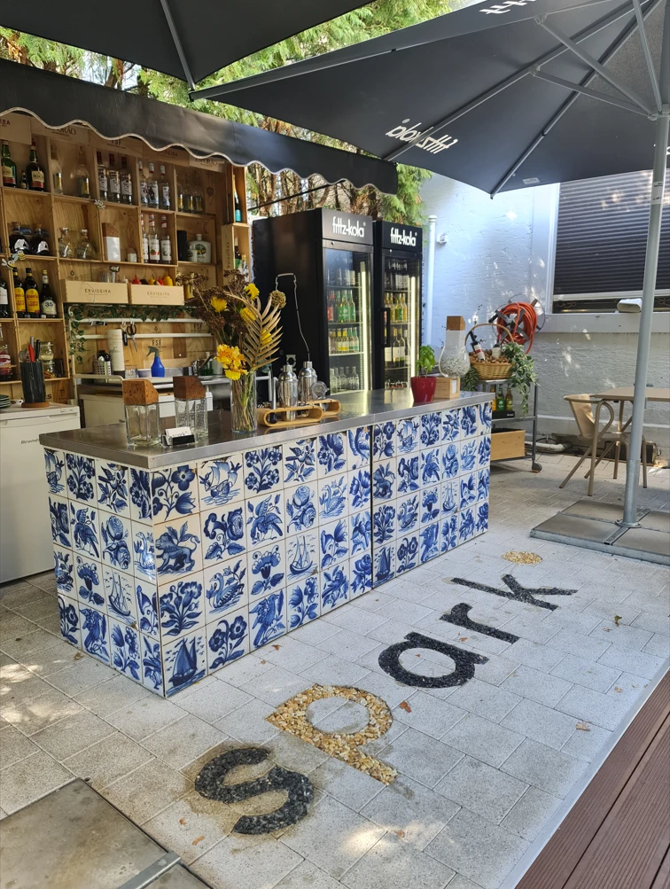 Handbemalte portugiesische Azulejo-Fliesen an der Aussenbar von Spark Basel