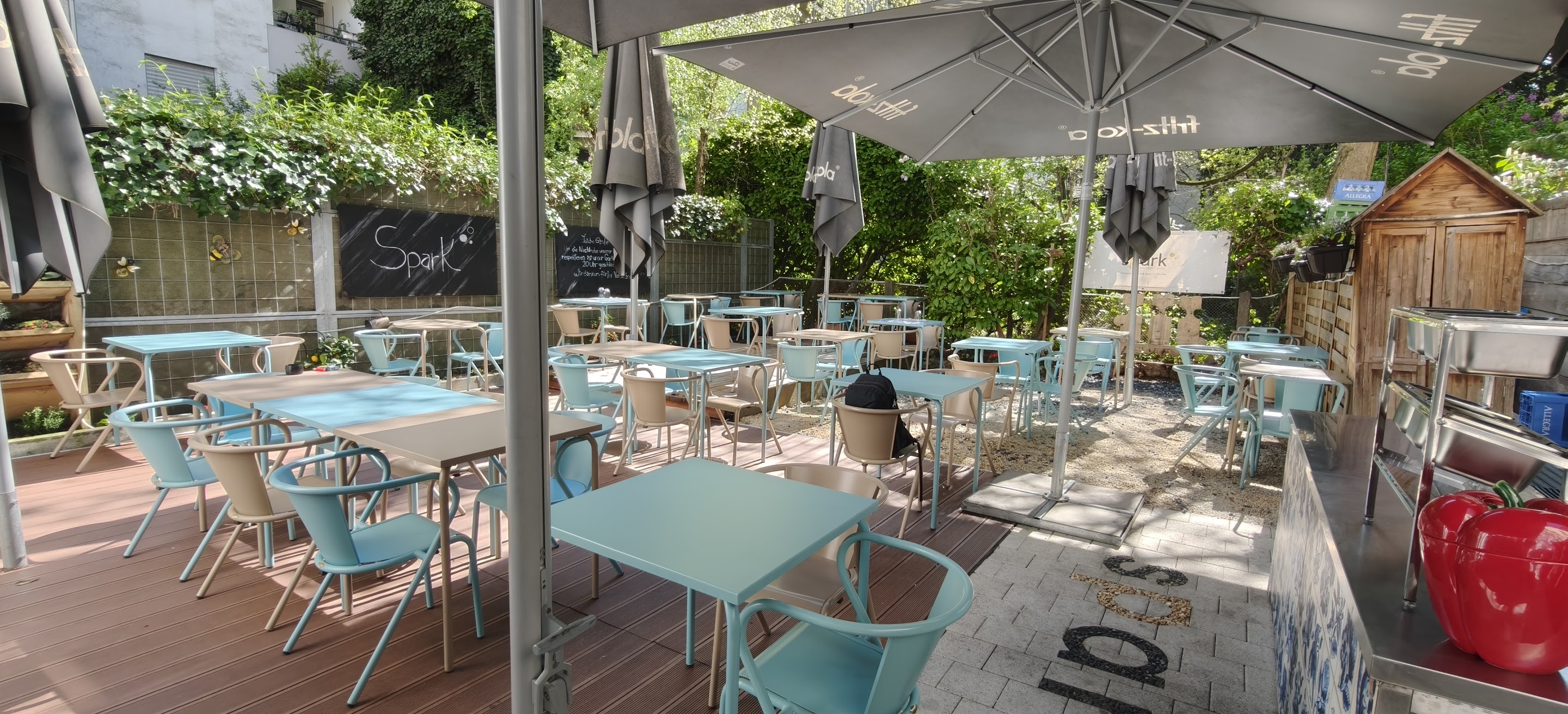 Sonnige Gartenterrasse von Spark